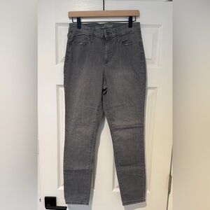 5. Universal Thread high rise skinny 
    Size 6/28R